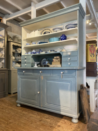 Grote winkelkast met veel lades.