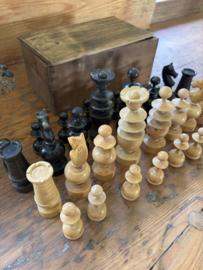 Houten schaakspel stukken