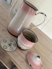 Roze koffiepot met opstand