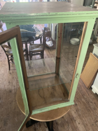 (Verkocht)Orginele oude groene vitrine.