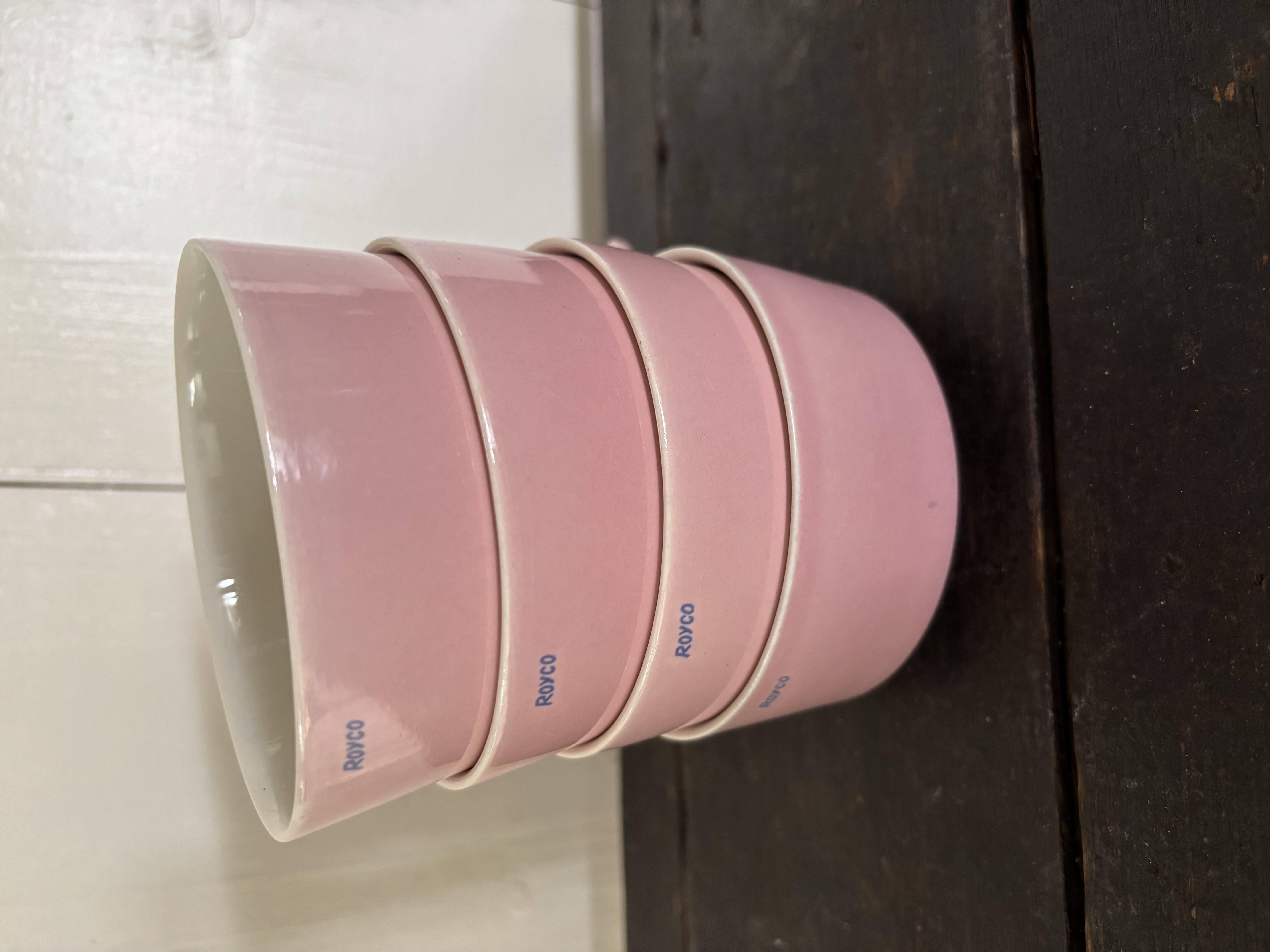 Vier roze Royco soepkommen