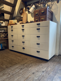 Dressoir / commode met heel veel opbergruimte.