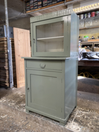 Groen vitrinekastje met onderkast.