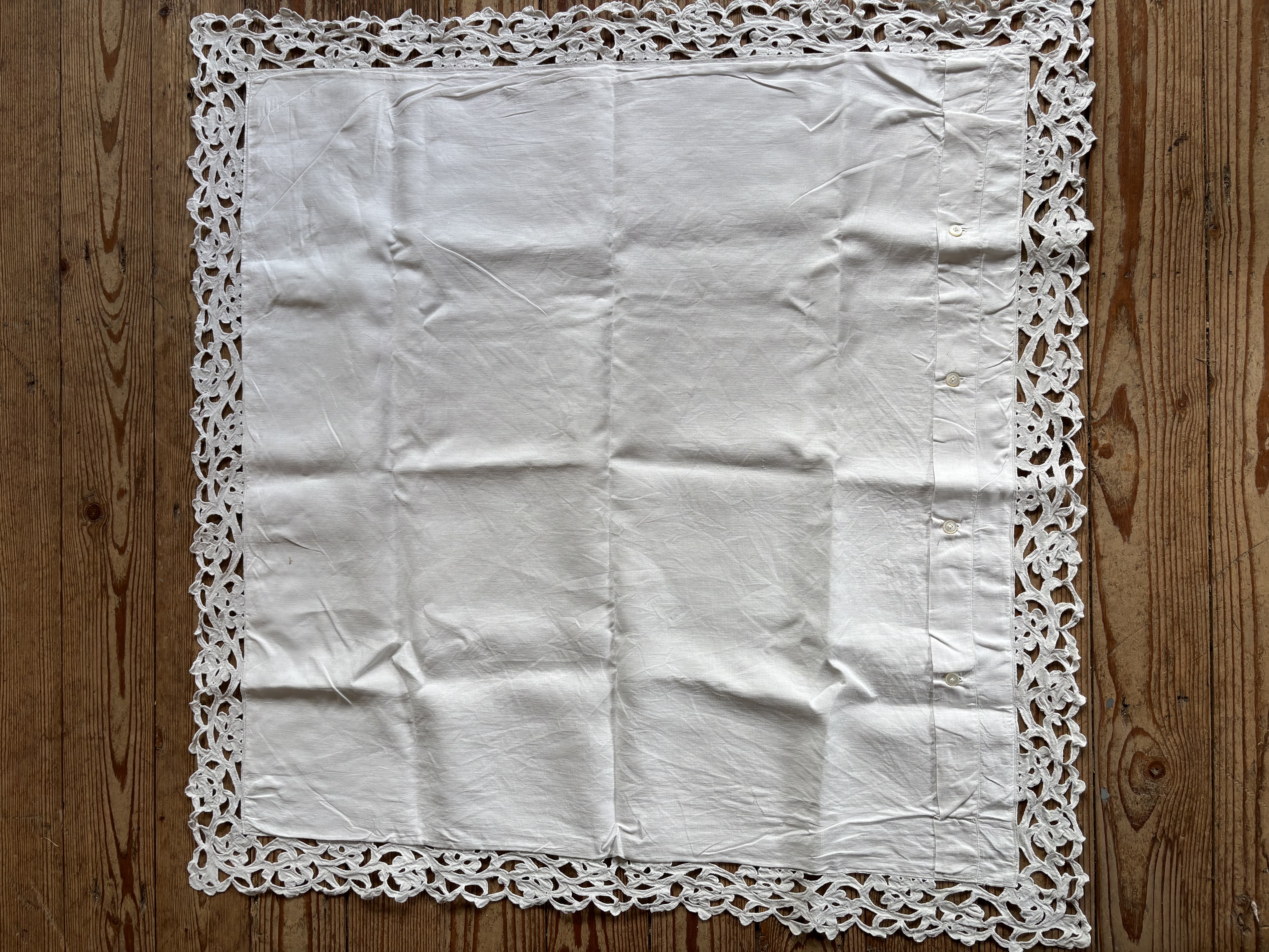 (Verkocht)Sloop met prachtige rand en monogram