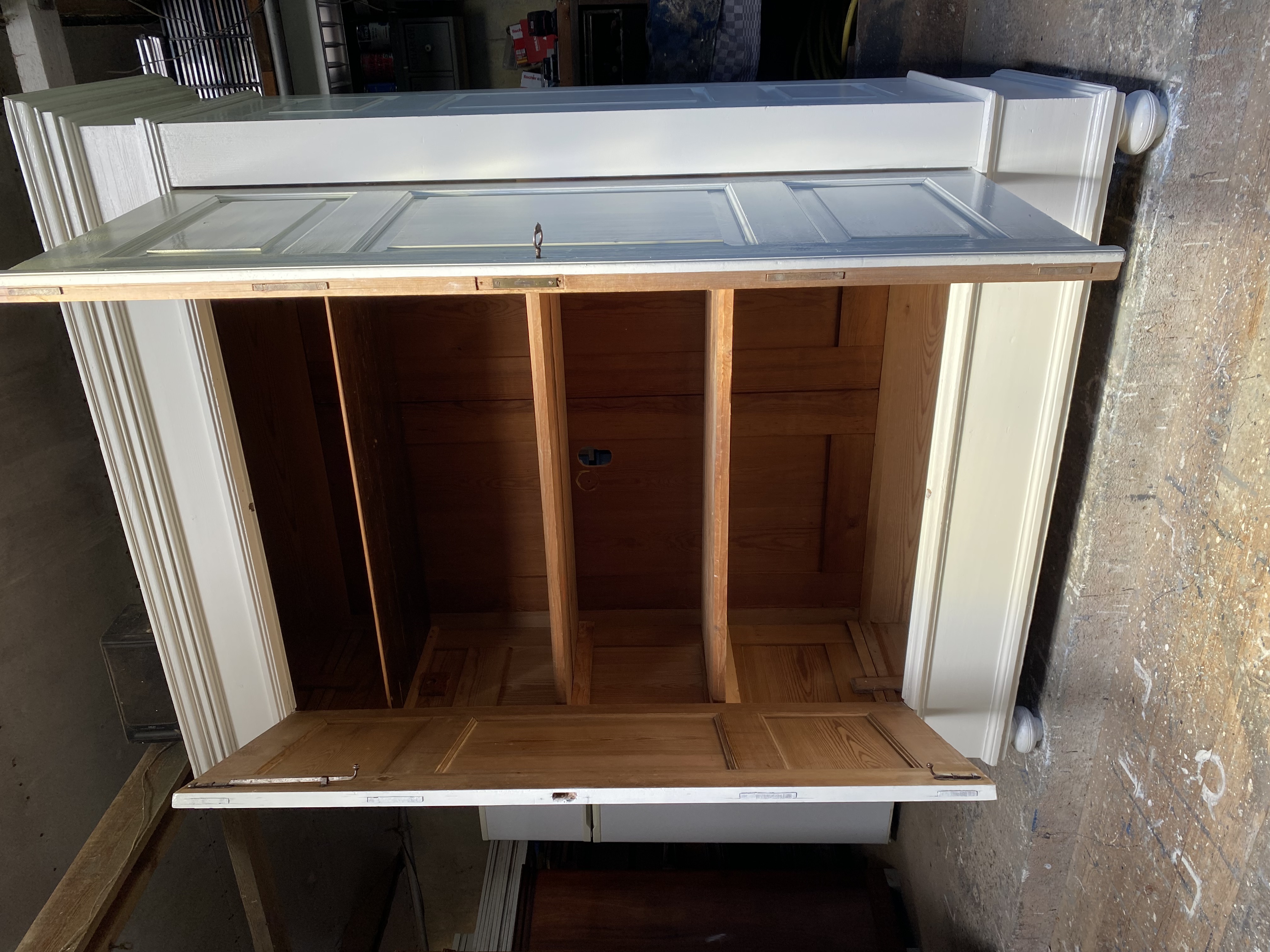 Grote roomwitte demontabele kast