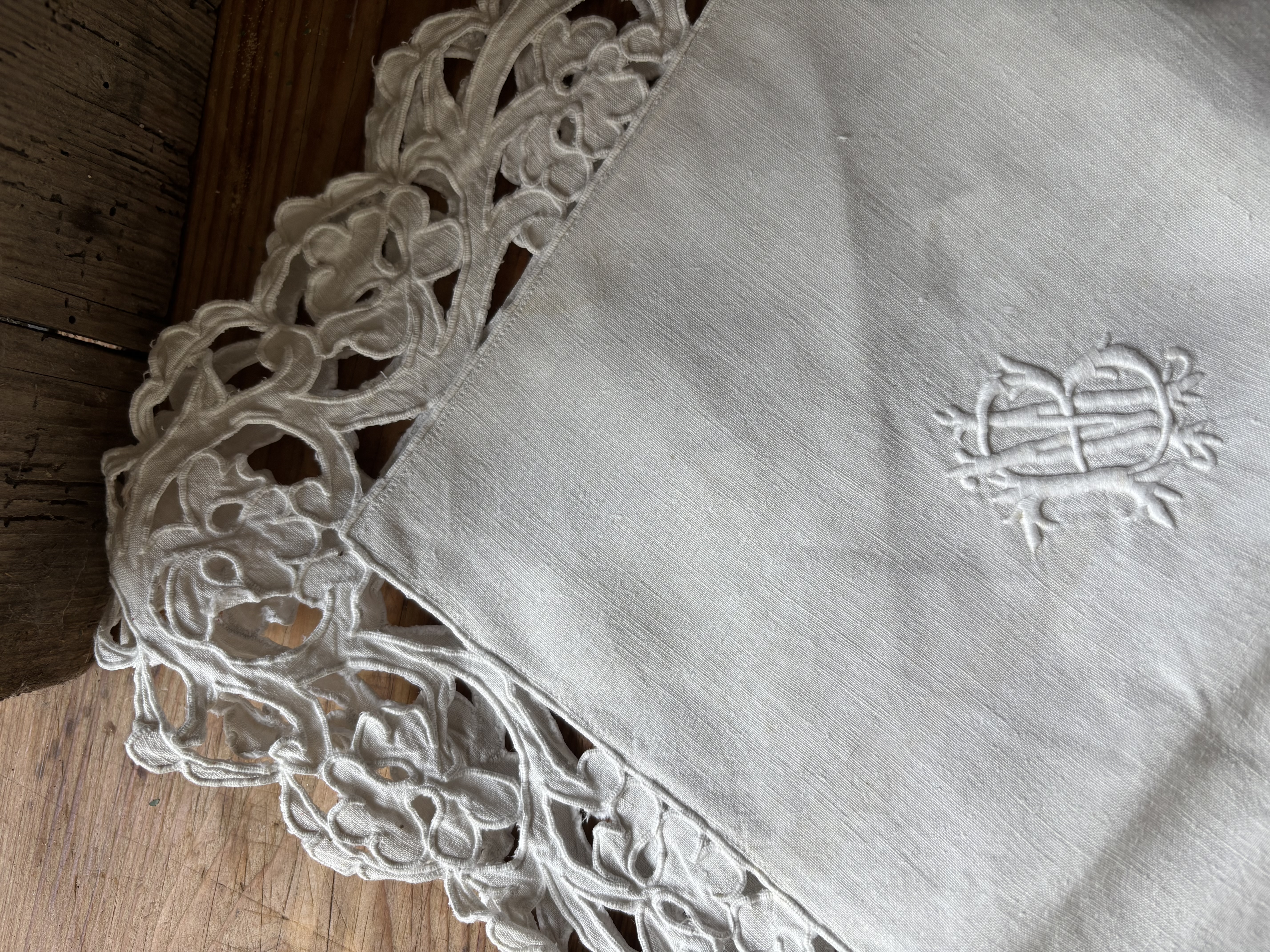 (Verkocht)Sloop met prachtige rand en monogram