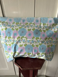 Sloop wit met blauwe bloemen en groene blaadjes