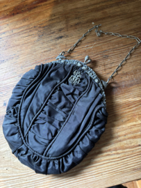 Victoriaans tasje met beugel en monogram