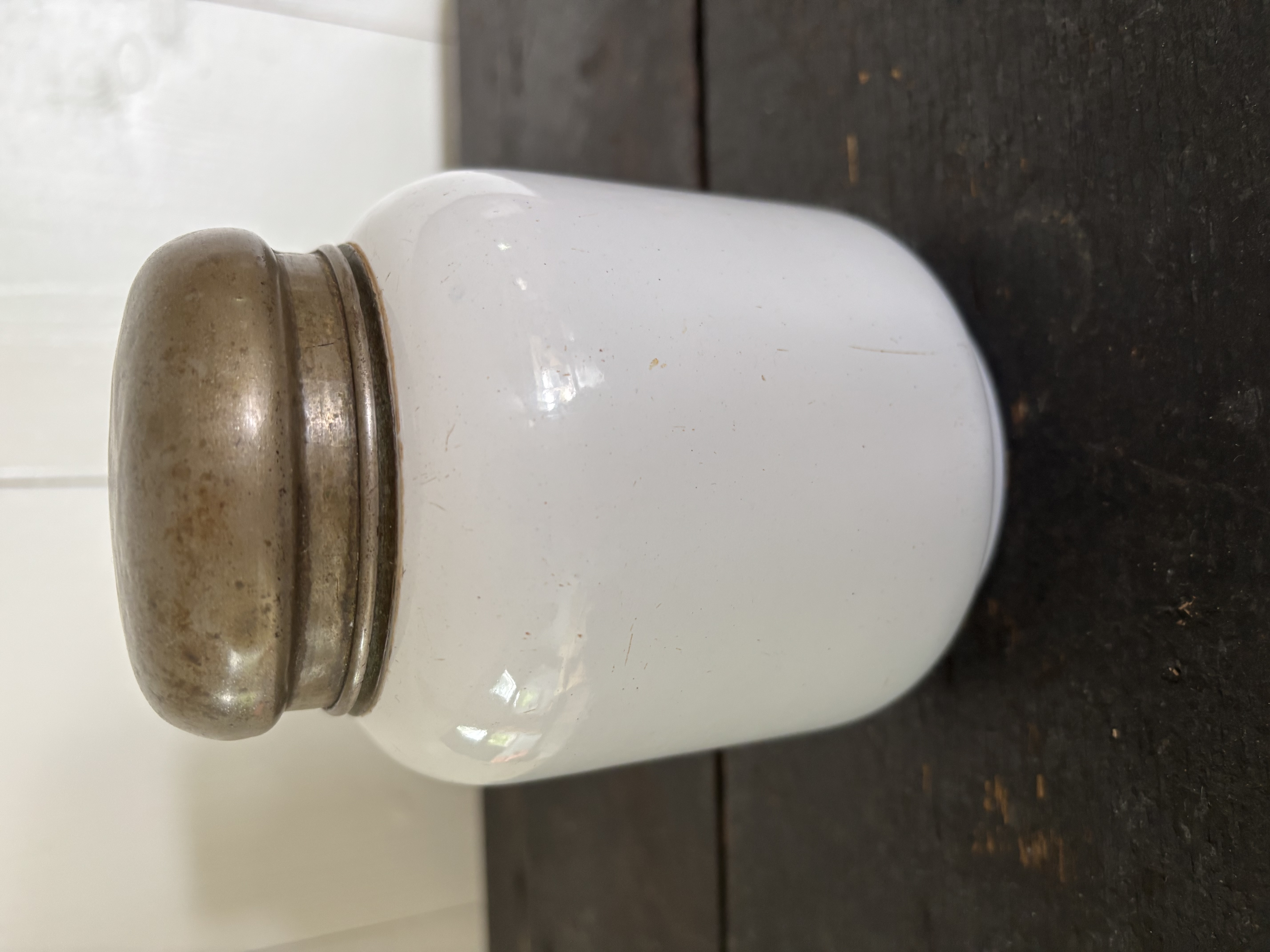 (Verkocht)Oude koffiebus wit met zwarte letter