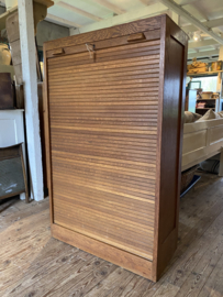 Roldeurkast met verstelbare planken.