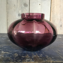 Mooie aubergine kleur vaas