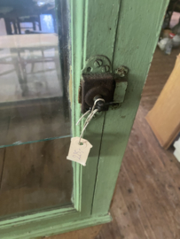 (Verkocht)Orginele oude groene vitrine.