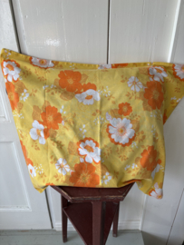 Gele sloop vintage bloemen