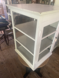 Witte orginele oude vitrine.