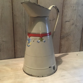 Waterkan met viooltjes