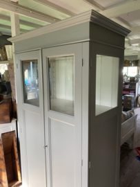 Grote vitrinekast met veel opbergruimte.