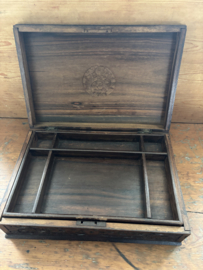 Prachtig gestoken kist met een vogel