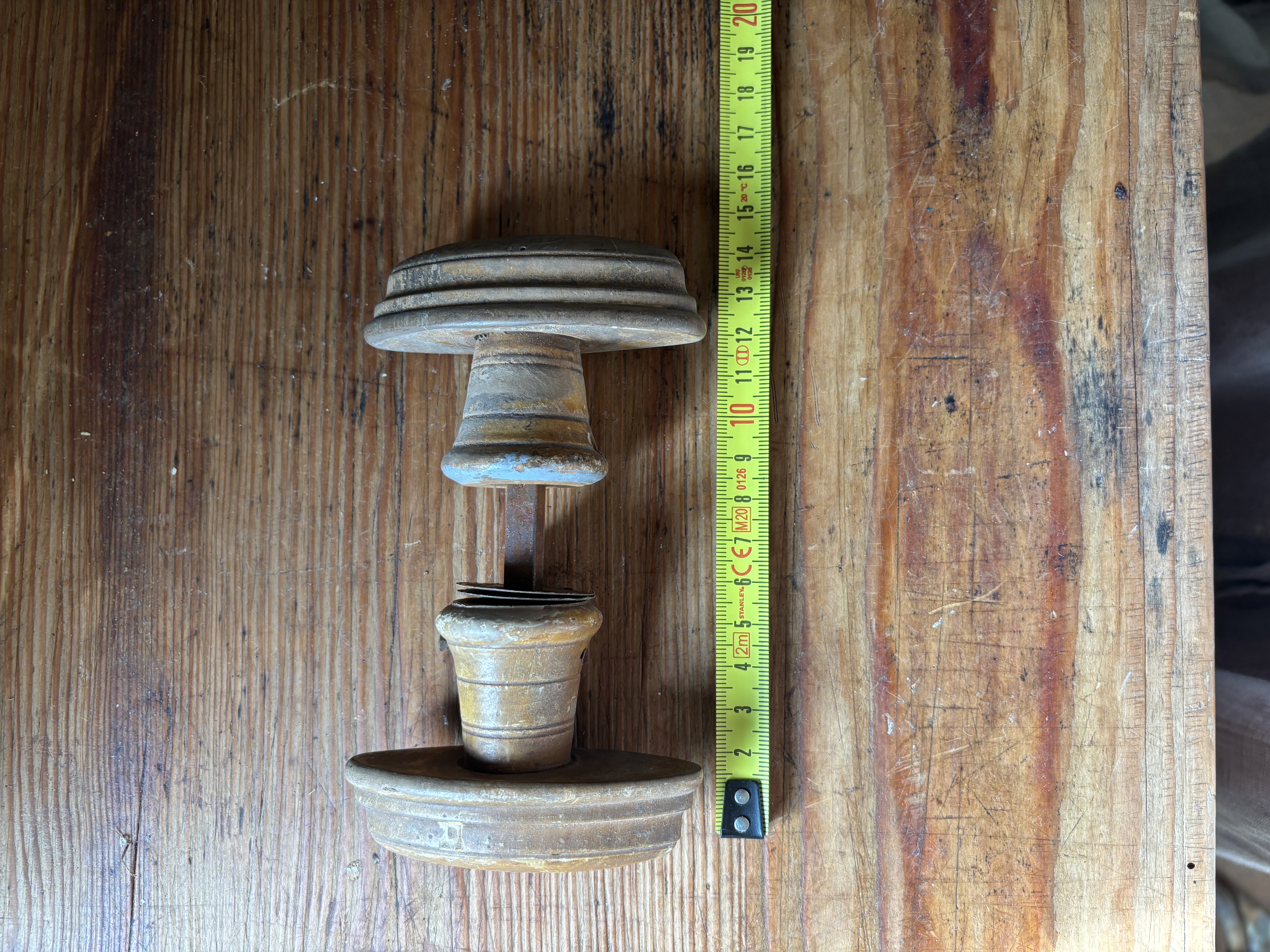 Dubbele houten knop met ijzeren rozetten nr 3