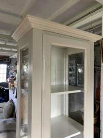 ( Verkocht ) Prachtige slanke vitrinekast.