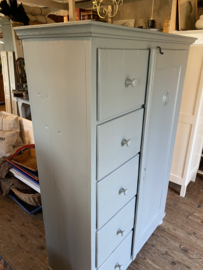 Prachtige grote grijze spekkast met 5 laden.