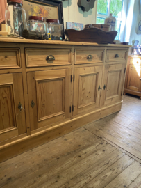 ( Verkocht ) Prachtig sfeervol oud grenen dressoir.