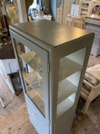 ( Verkocht ) Prachtige houten grijze vitrinekast.