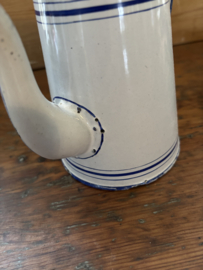 Heel oude emaille koffiepot met opstand