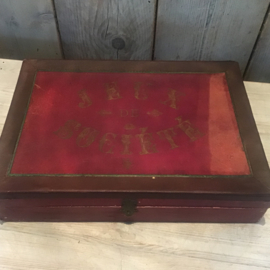Antieke doos met gezelschapsspellen