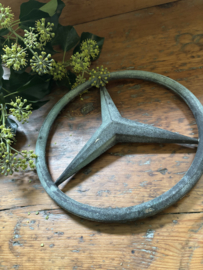 Groot keteltje Mercedes embleem