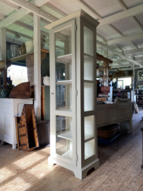 ( Verkocht ) Prachtige slanke vitrinekast.