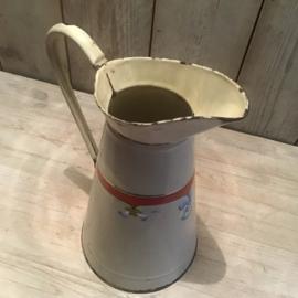 Waterkan met viooltjes