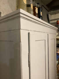 Lichtblauwe demontabele kast.