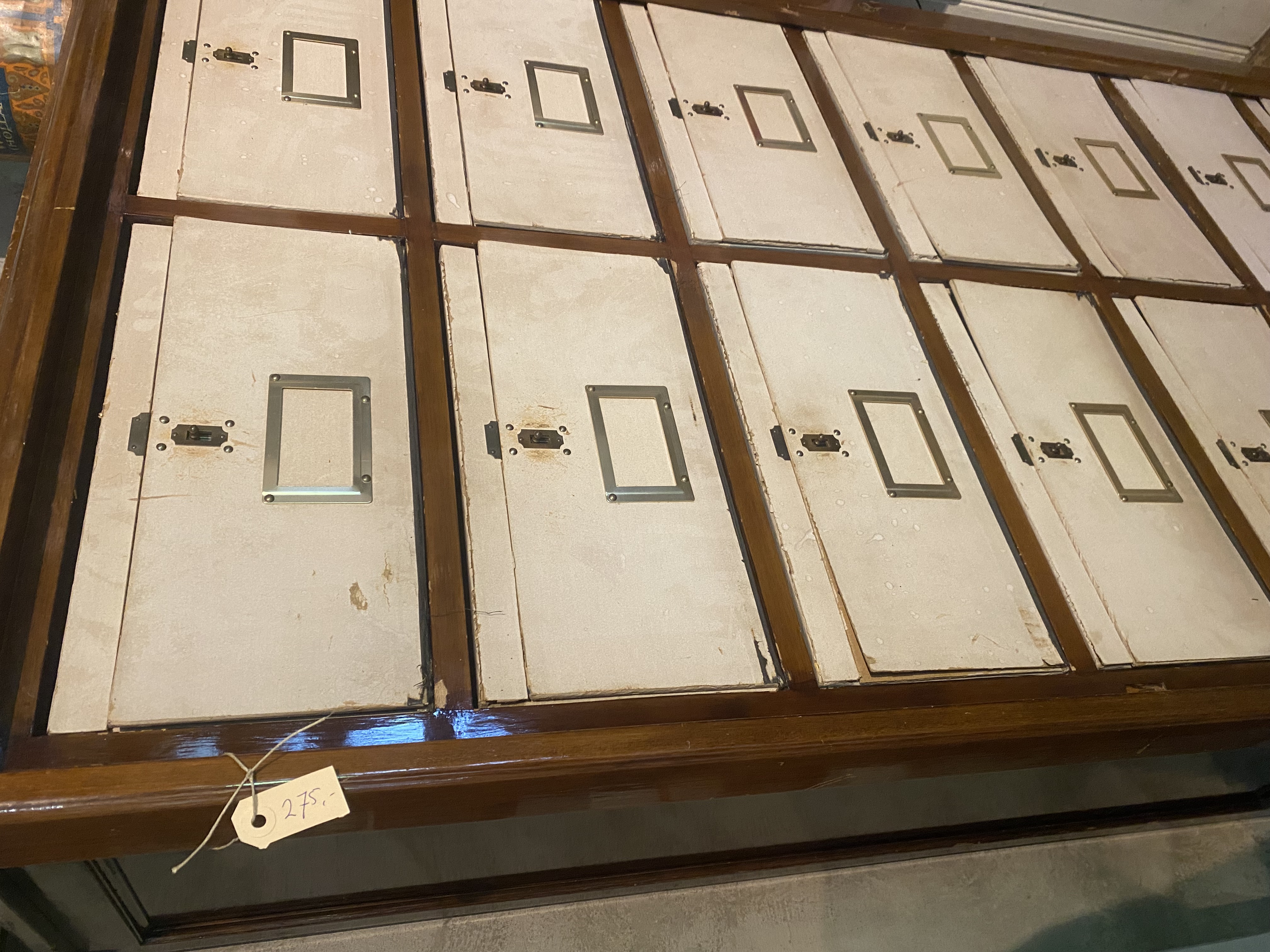 Archiefkast met kartonnen opbergdozen
