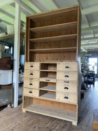 Oud grenen winkelkast. Kast is in 2 delen. ( onder/bovenkant )