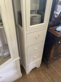 Witte eendeurs vitrinekast.