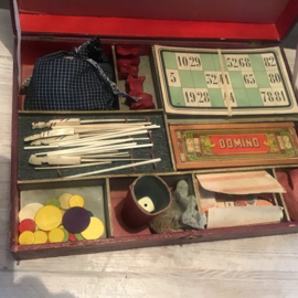Antieke doos met gezelschapsspellen