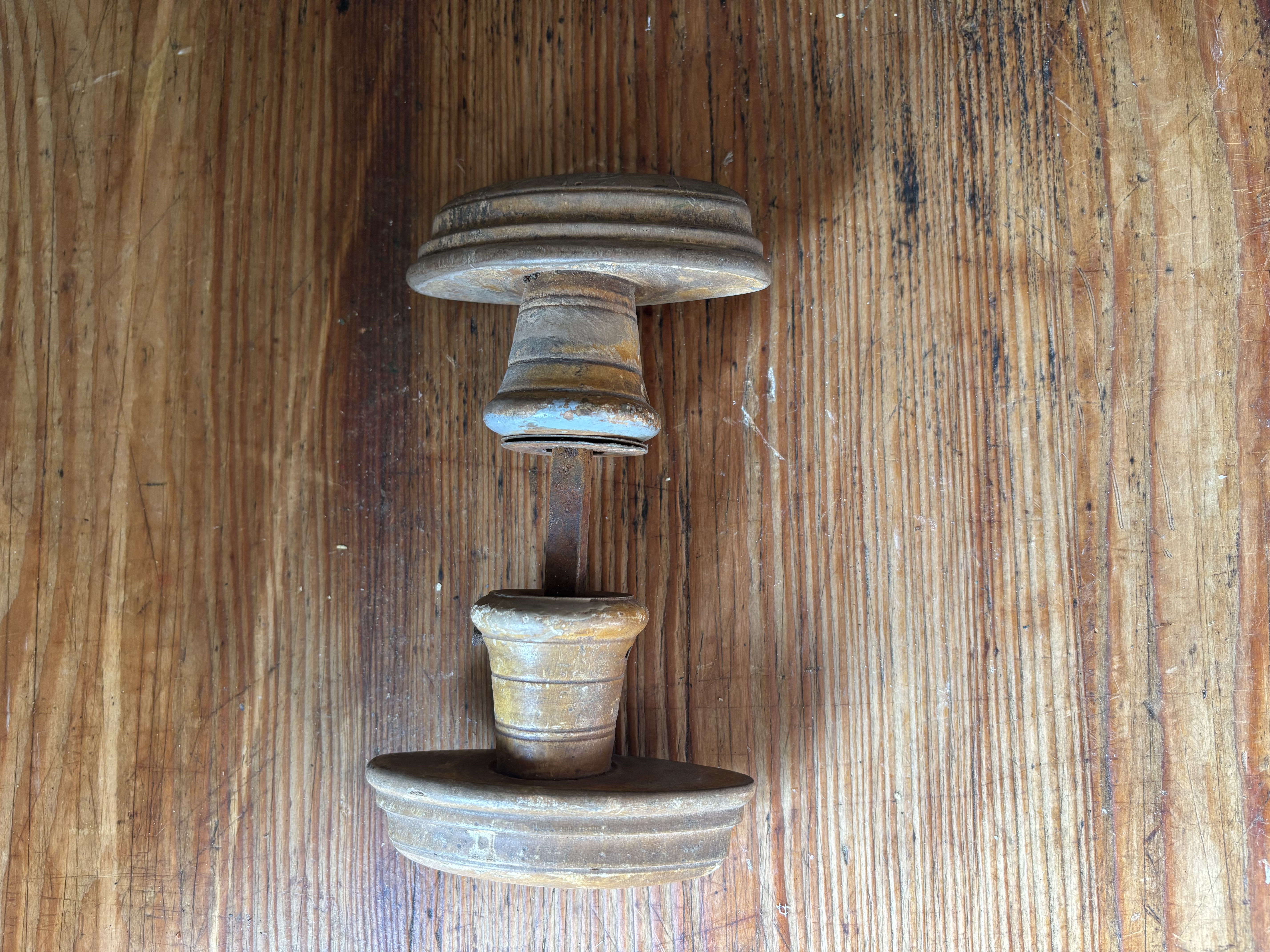 Dubbele houten knop met ijzeren rozetten nr 3