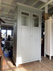 Grote vitrinekast met veel opbergruimte.