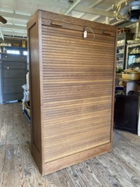 Roldeurkast met verstelbare planken.