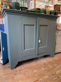 Groene commode.