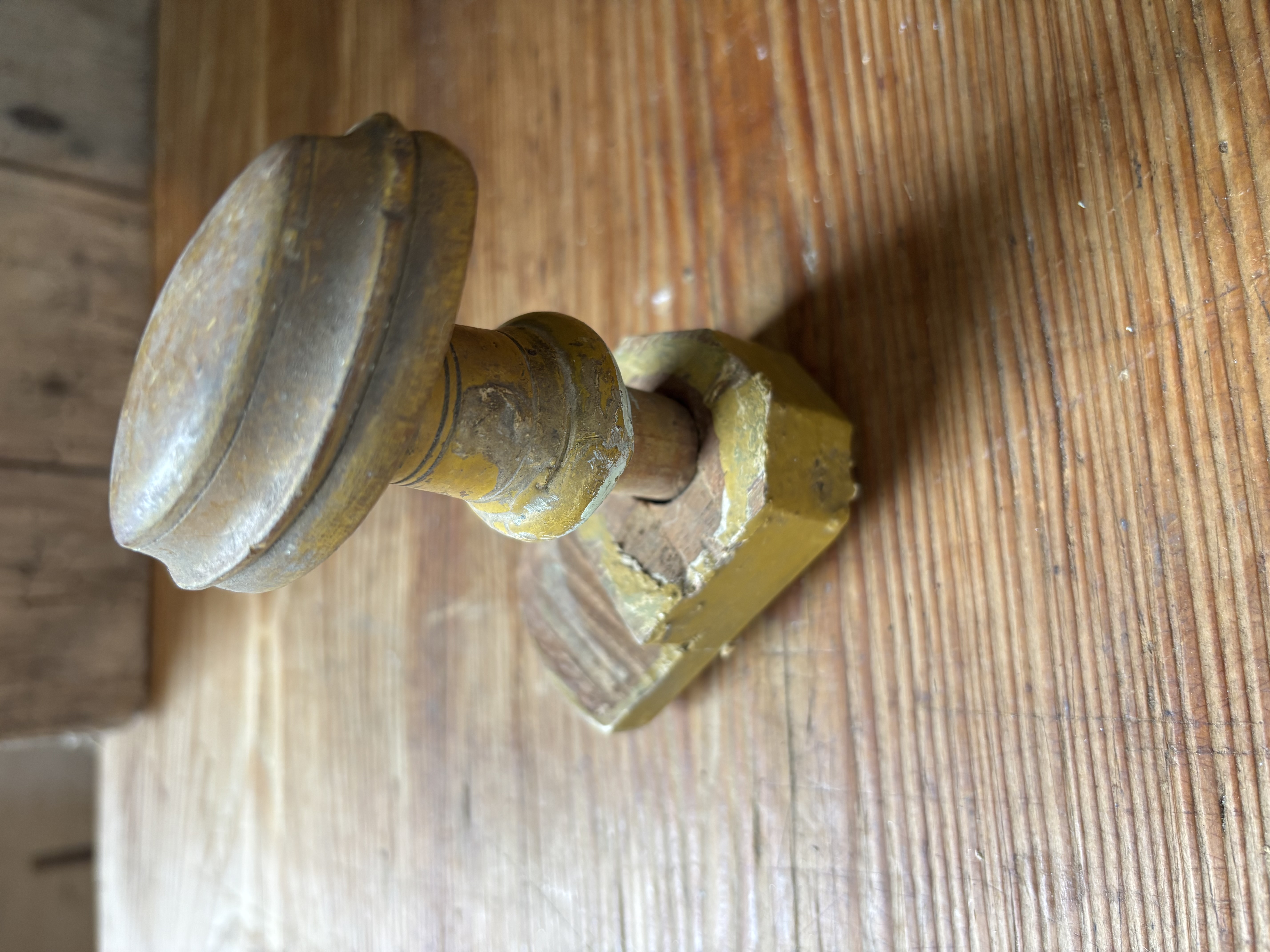 Kleine houtenknop met houten achterkant nr 21