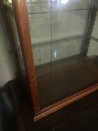 Grote orginele vitrine met schuifdeuren.