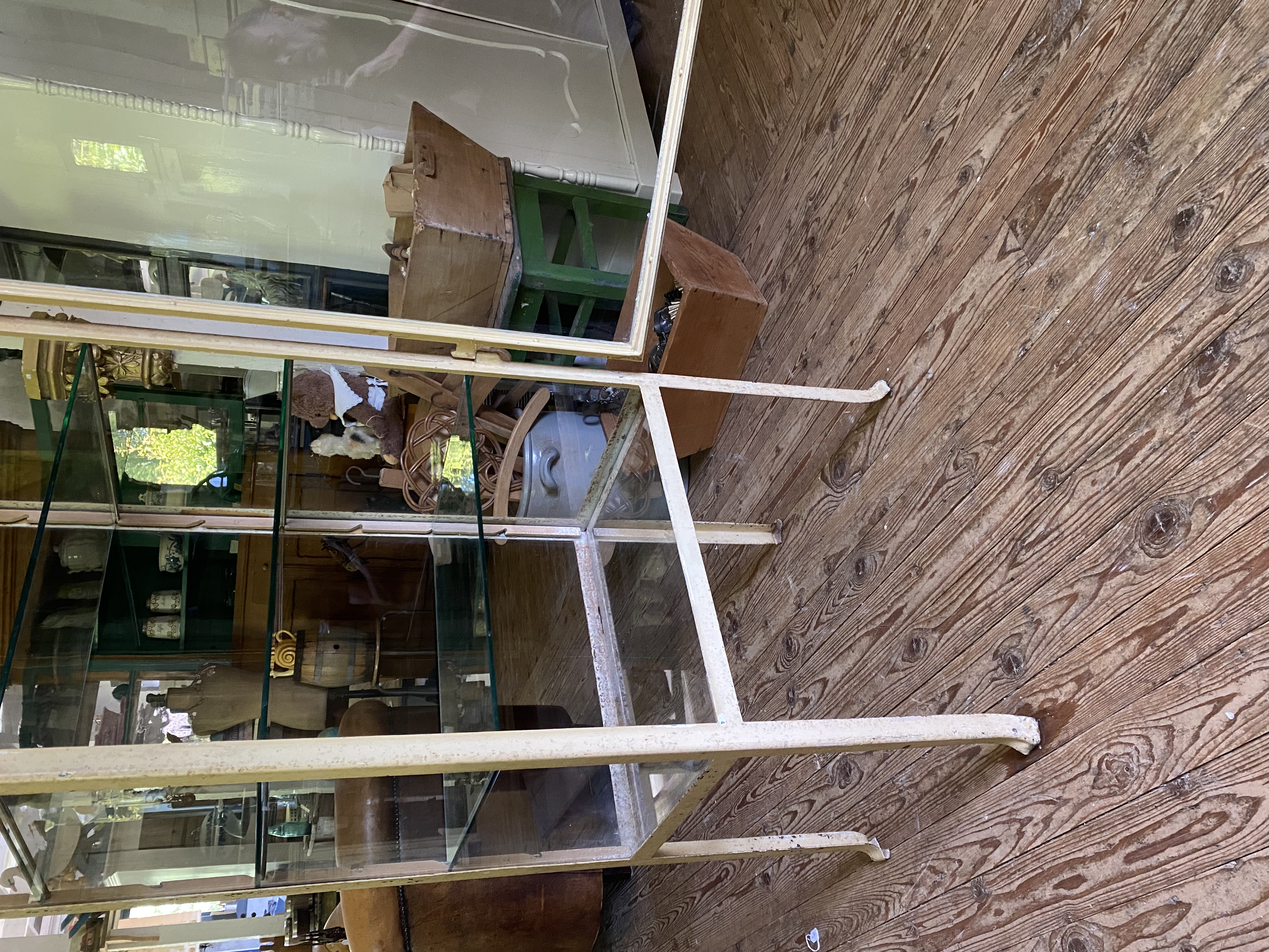 Orginele dokterskast / vitrine met nog het oude glas
