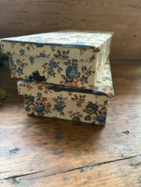 Twee stoffen bloemen doosjes