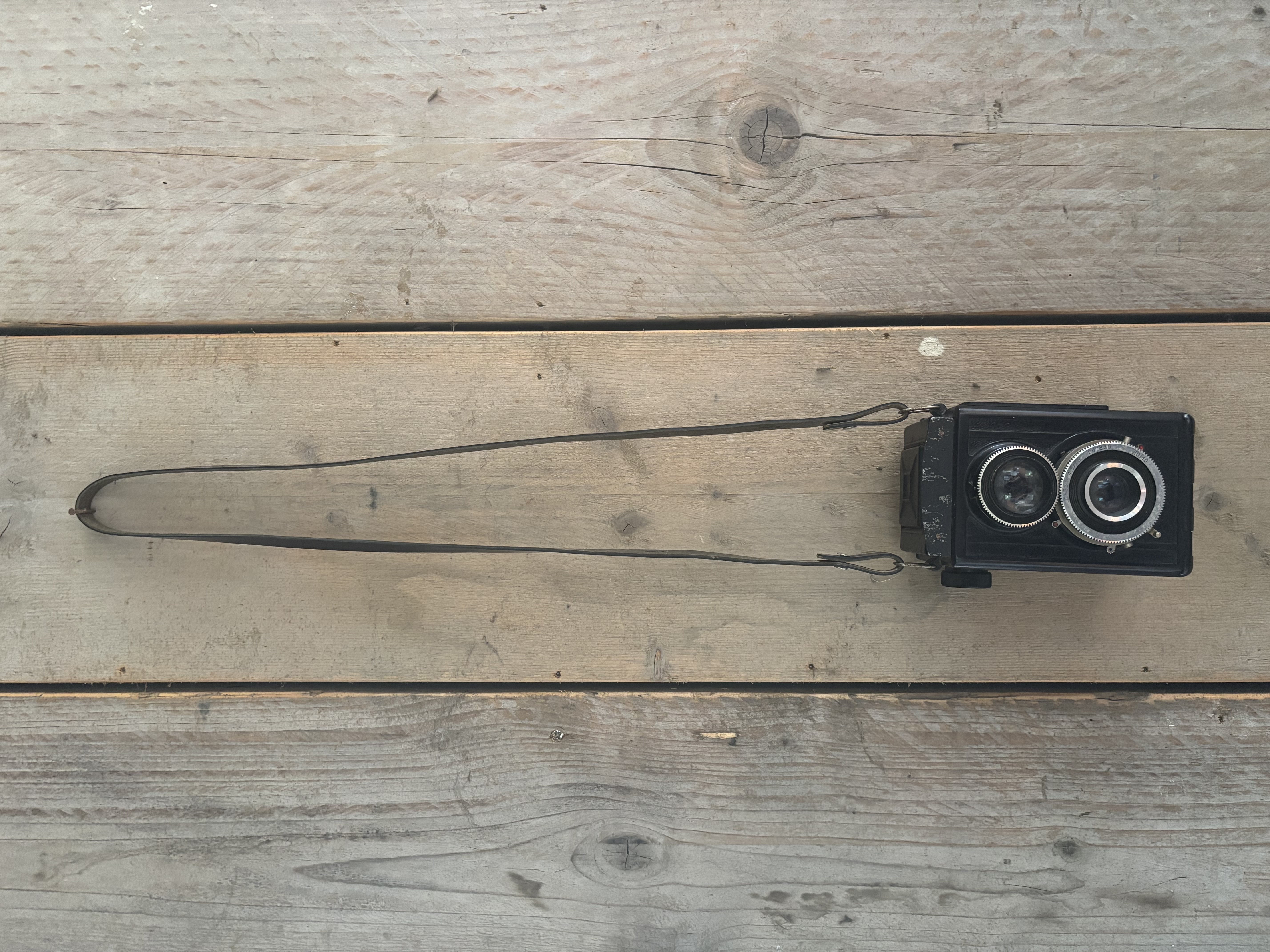 Box camera met hengsel