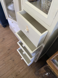 Witte eendeurs vitrinekast.