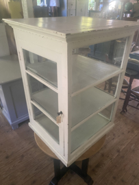 Witte orginele oude vitrine.