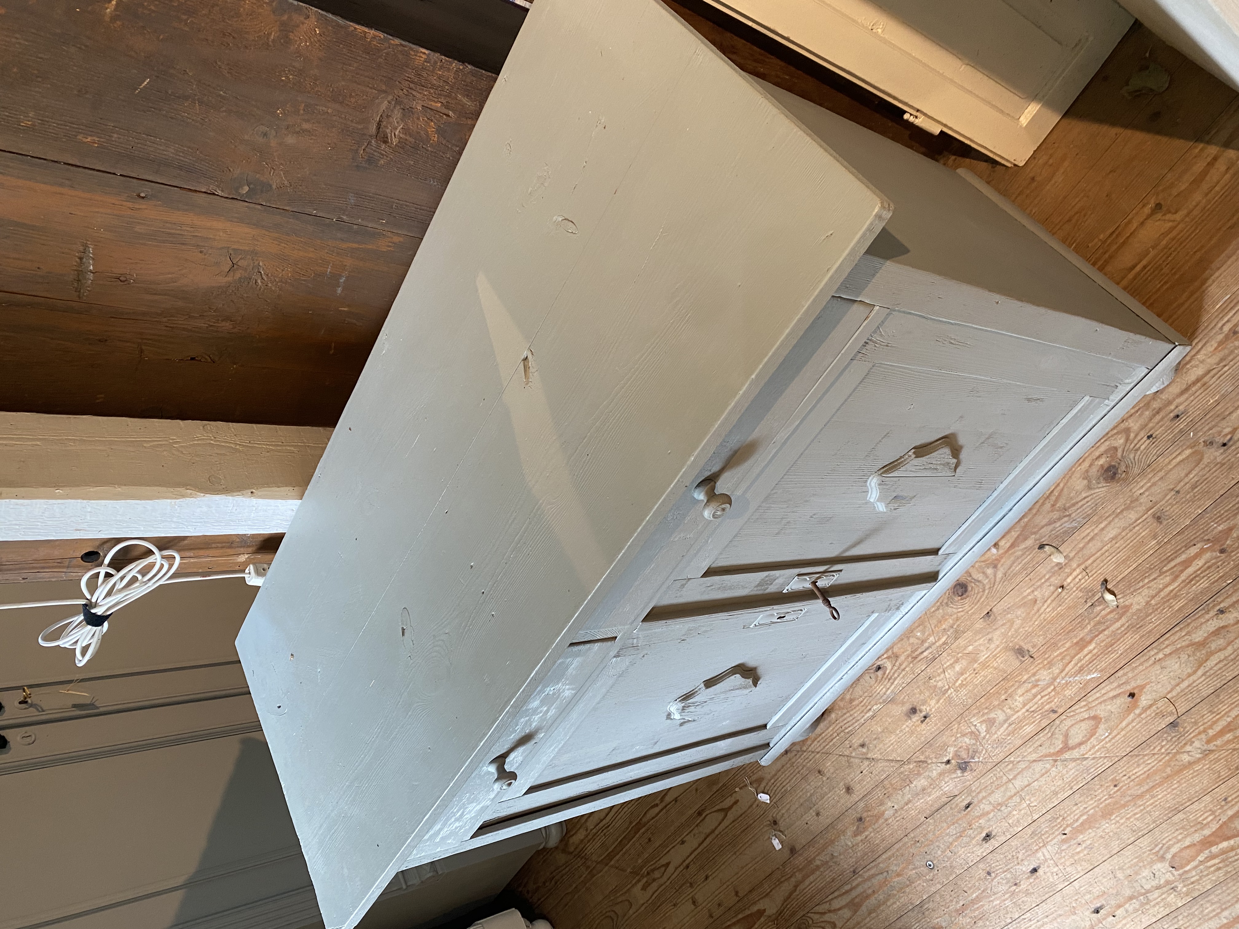 Grijze kast / commode met 2 bovenlades