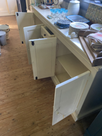 (Verkocht)Groot zandkleurig dressoir.