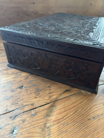 Prachtig gestoken kist met een vogel